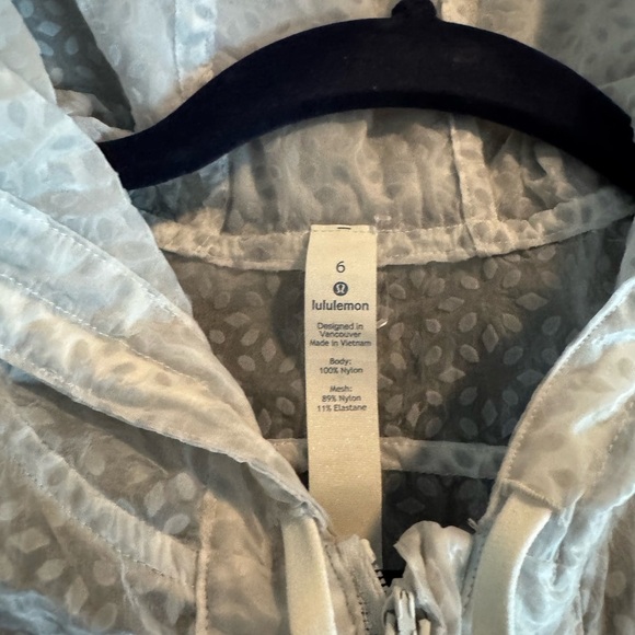 Lululemon Find Your Flock Jacket SZ 6 white drawstring Athleisure Workout - Picture 13 of 14